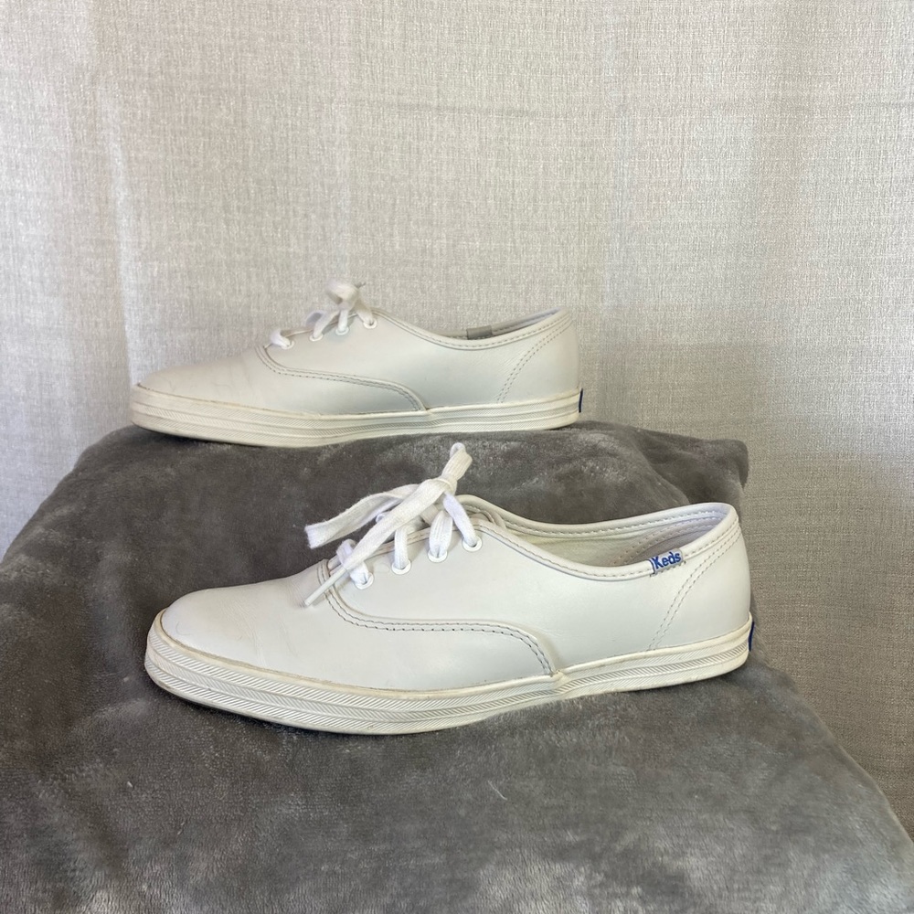 Keds White Leather Sneakers 7.5
Very good condition
Classic Preppy Athleisure
